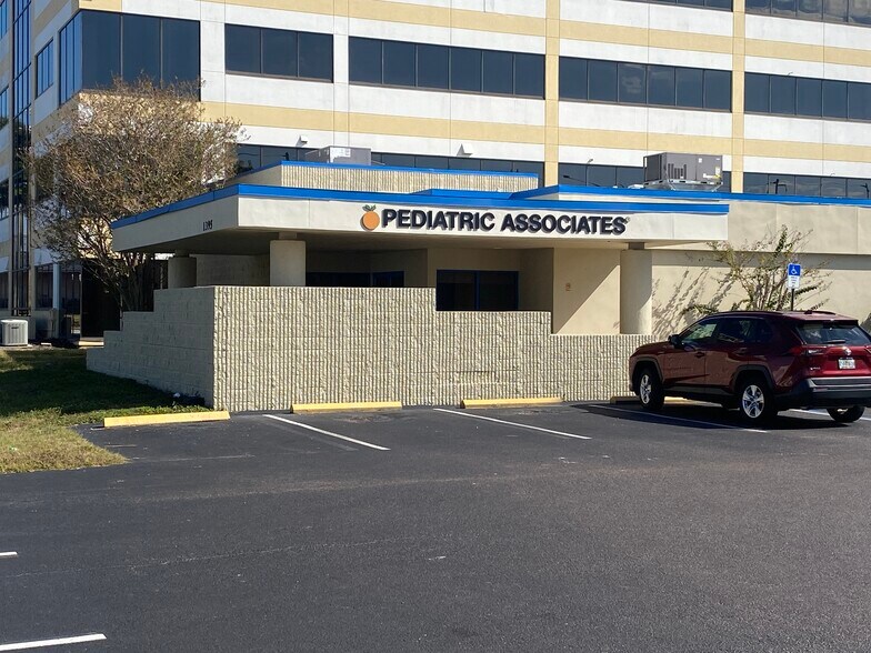 1395 West Bay Dr, Largo, FL à vendre - Photo de l’immeuble – Image 3 sur 16