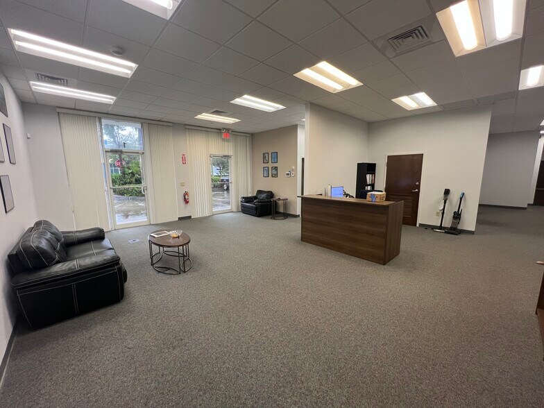 1700 Park Ln S, Jupiter, FL à louer - Photo de l’immeuble – Image 3 sur 27