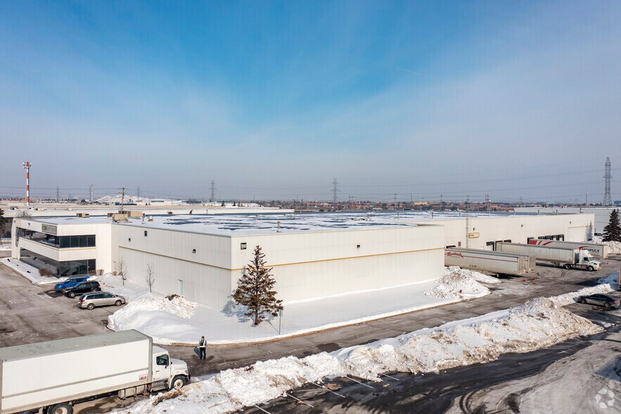520 Abilene Dr, Mississauga, ON à louer - Photo de l’immeuble – Image 2 sur 4