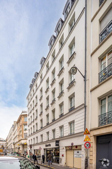 39 Rue Saint-Lazare, Paris à louer - Photo de l’immeuble – Image 2 sur 4