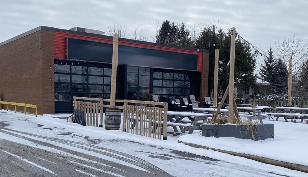 2172 Robertson Rd, Ottawa, ON à louer - Photo de l’immeuble – Image 1 sur 2