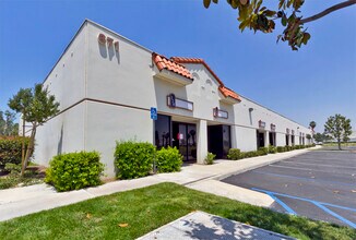 671 E Cooley Dr, Colton, CA à louer Photo de l’immeuble– Image 2 sur 6