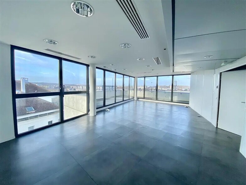Bureau dans Rueil-Malmaison à vendre - Photo de l’immeuble – Image 1 sur 7