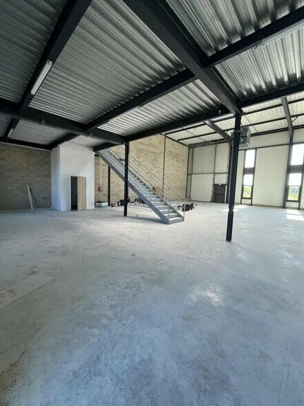 Local d’activités dans Serris à louer - Photo intérieure – Image 2 sur 4