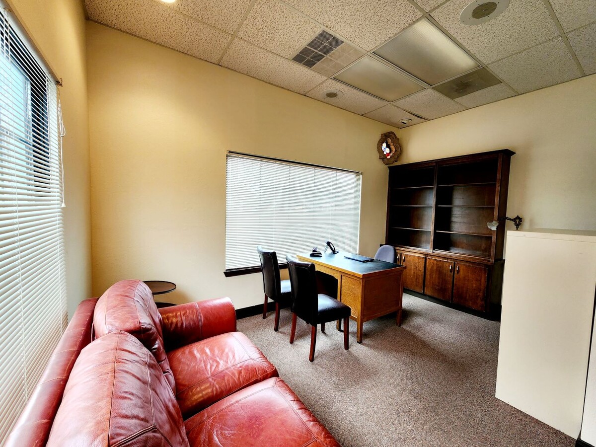 8211-8213 Fredericksburg Rd, San Antonio, TX 78229 - Lot 8211 8213 -  - Photo intérieure - Image 1 of 9