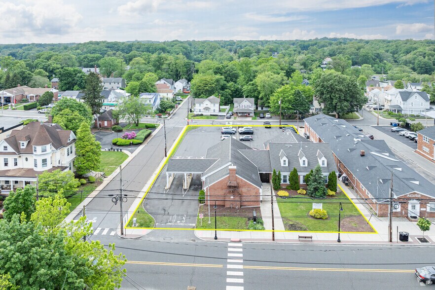 160 Main St, Matawan, NJ à vendre - Aérien – Image 1 sur 19