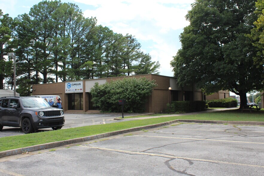 Fayetteville Office Buildings portefeuille de 2 biens à vendre sur LoopNet.fr - Photo de l’immeuble – Image 3 sur 7