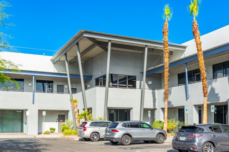 7250 Peak Dr, Las Vegas, NV à louer - Photo de l’immeuble – Image 2 sur 5