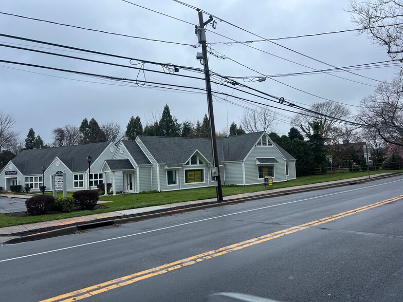 487 D Main Rd, Riverhead, NY à louer - Photo de l’immeuble – Image 1 sur 3