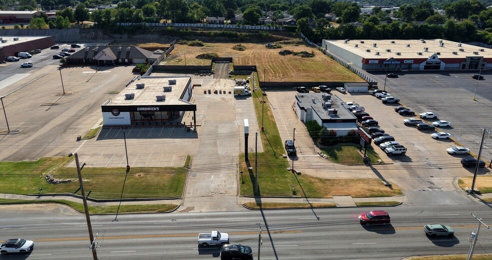1906 S Sheridan Rd, Tulsa, OK à louer - Photo principale – Image 1 sur 8