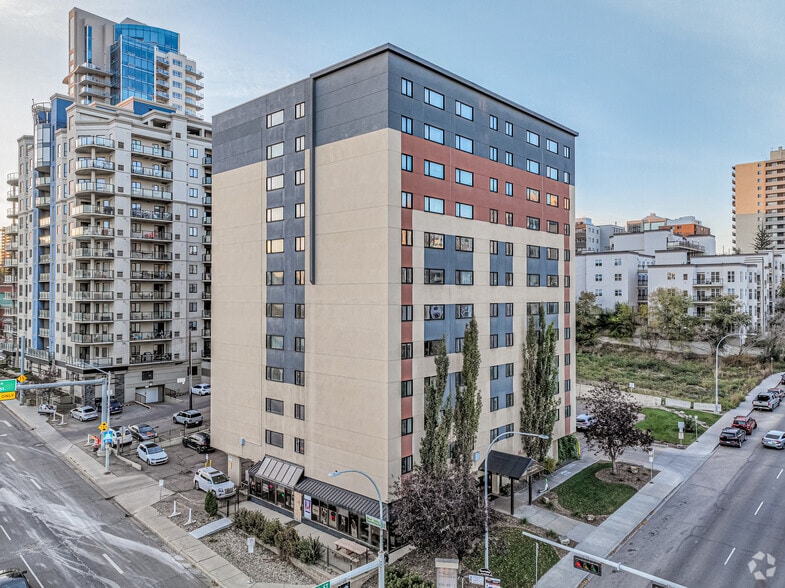 9710 105th St NW, Edmonton, AB à vendre - Photo principale – Image 1 sur 7