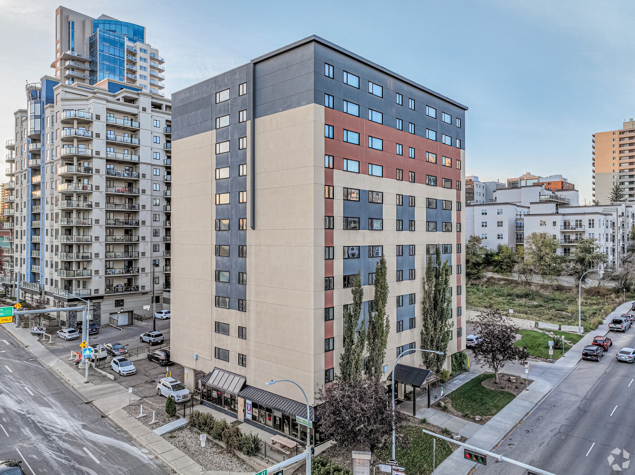 9710 105th St NW, Edmonton, AB à vendre Photo principale– Image 1 sur 8