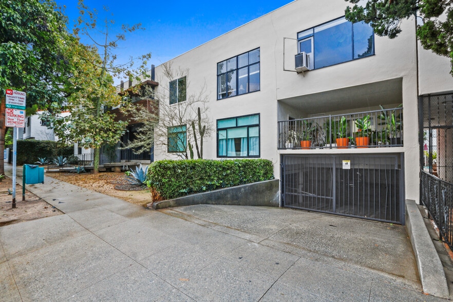 8220 Norton Ave, West Hollywood, CA à vendre - Photo de l’immeuble – Image 2 sur 46