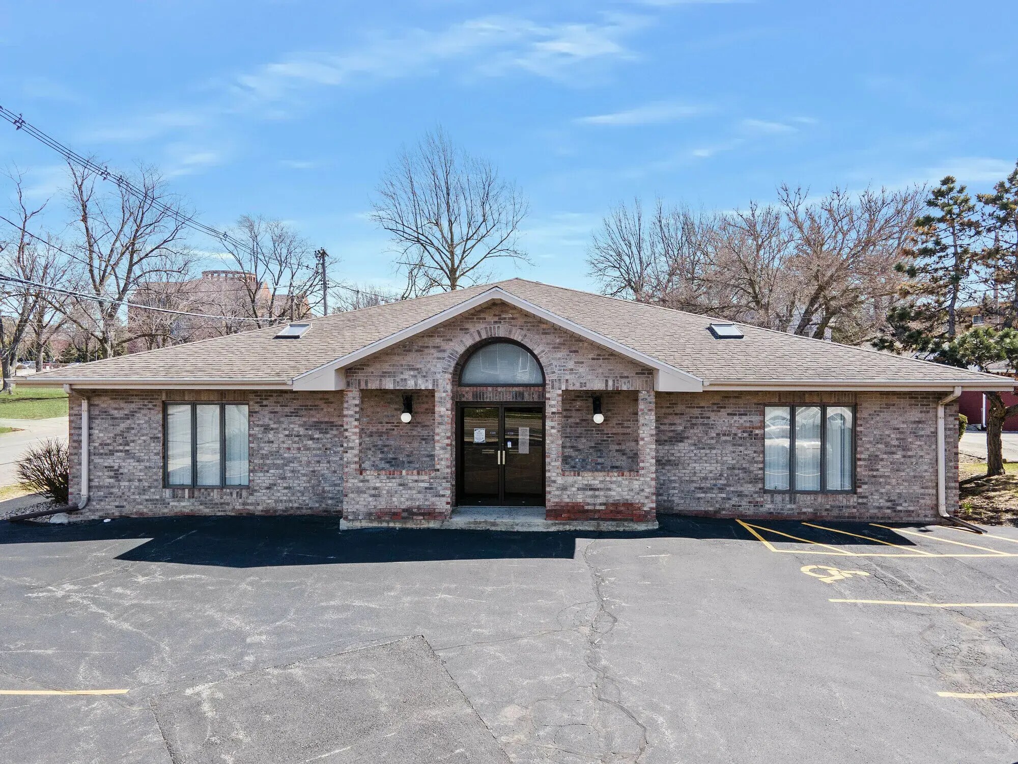 915 N Main St, Bloomington, IL à vendre Photo principale– Image 1 sur 24