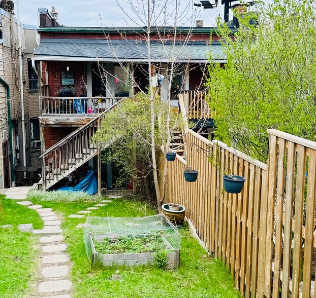 1611 Bloor St W, Toronto, ON à vendre - Photo de l’immeuble – Image 2 sur 13