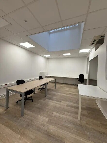 Local commercial dans Paris à louer - Photo intérieure – Image 1 sur 13