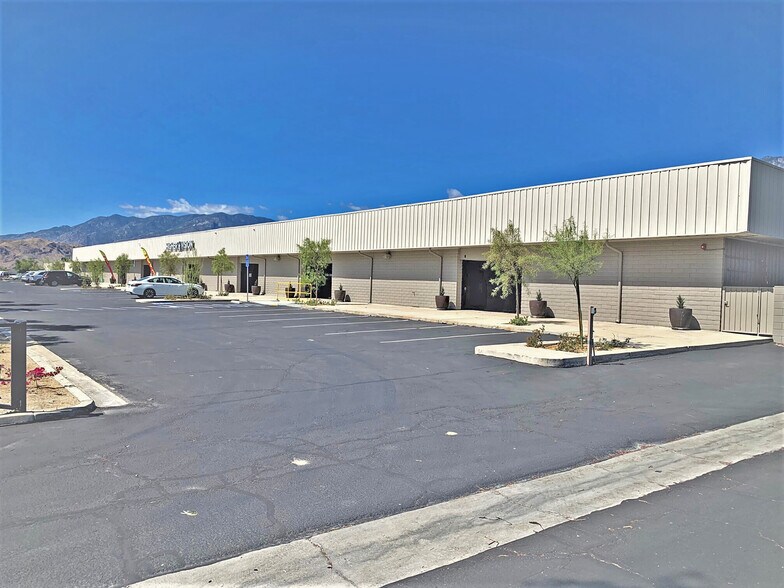 1251 Montalvo Way, Palm Springs, CA à louer - Photo de l’immeuble – Image 1 sur 6