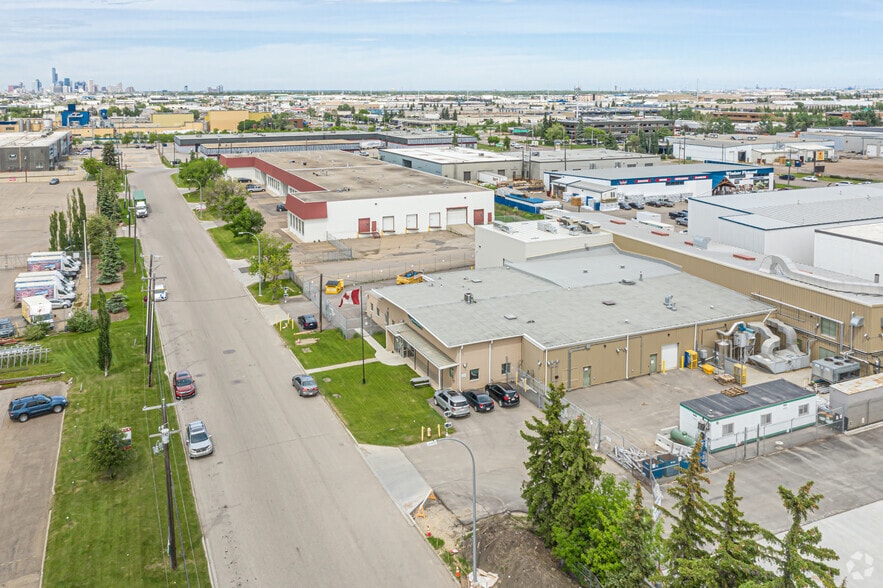 4035 101st St NW, Edmonton, AB à vendre - Aérien – Image 3 sur 6