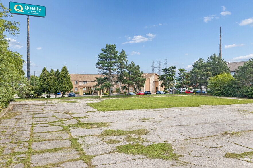 661 Griswold Rd, Elyria, OH à vendre - Photo de l’immeuble – Image 3 sur 18