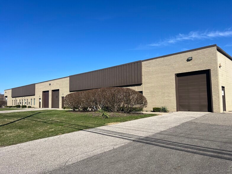 1328-1346 Wheaton Dr, Troy, MI à louer - Photo de l’immeuble – Image 1 sur 2