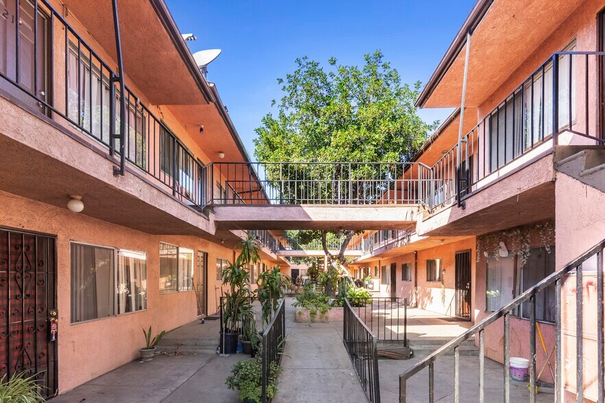 12661 Pierce St, Pacoima, CA à vendre - Photo de l’immeuble – Image 2 sur 15