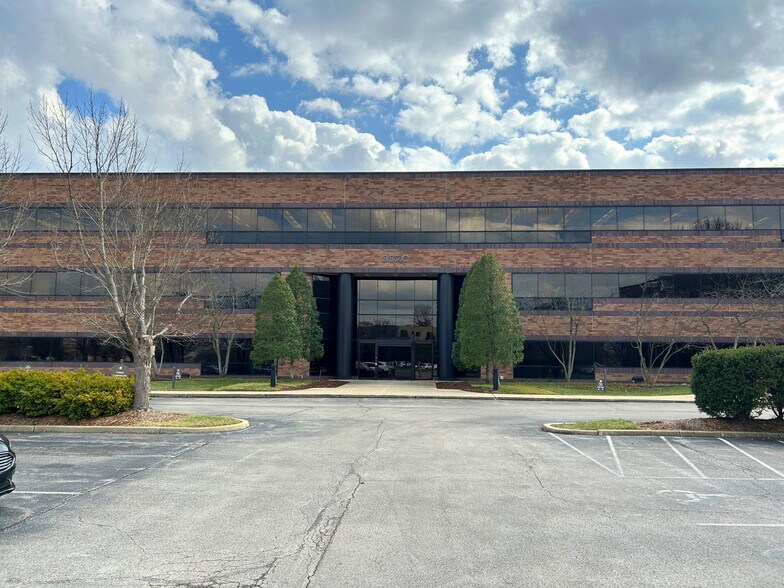 9920 Corporate Campus Dr, Louisville, KY à louer - Photo de l’immeuble – Image 2 sur 2
