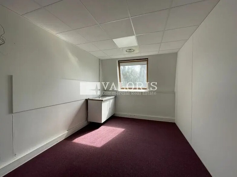 7 Rue Maryse Bastié, Bron à louer - Photo intérieure – Image 3 sur 6