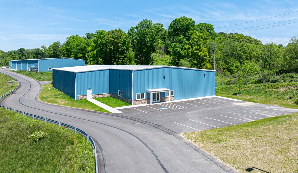 18 McClaren Rd, Coraopolis, PA à louer - Photo de l’immeuble – Image 1 sur 5