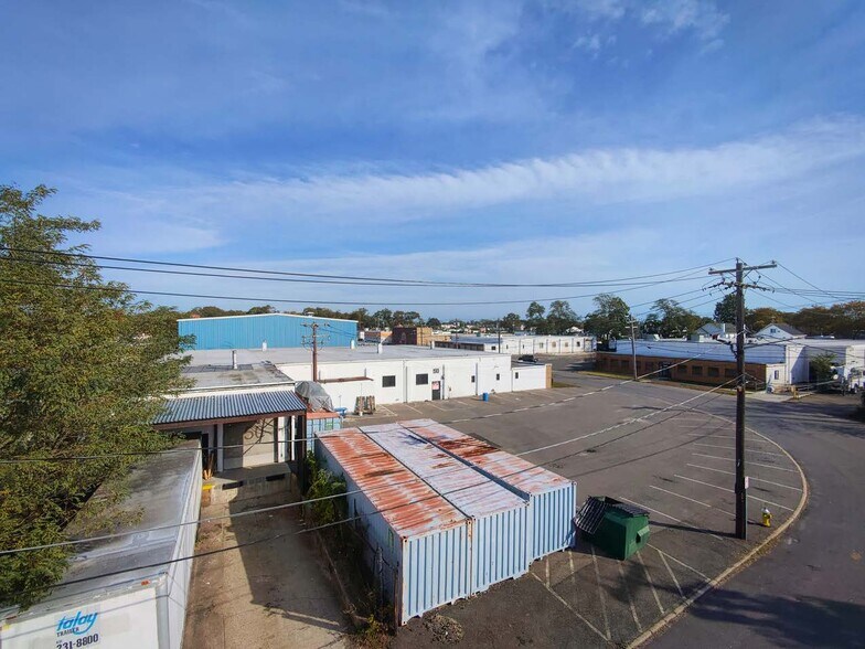 50 E Ranick Dr, Amityville, NY à vendre - Photo de l’immeuble – Image 2 sur 5