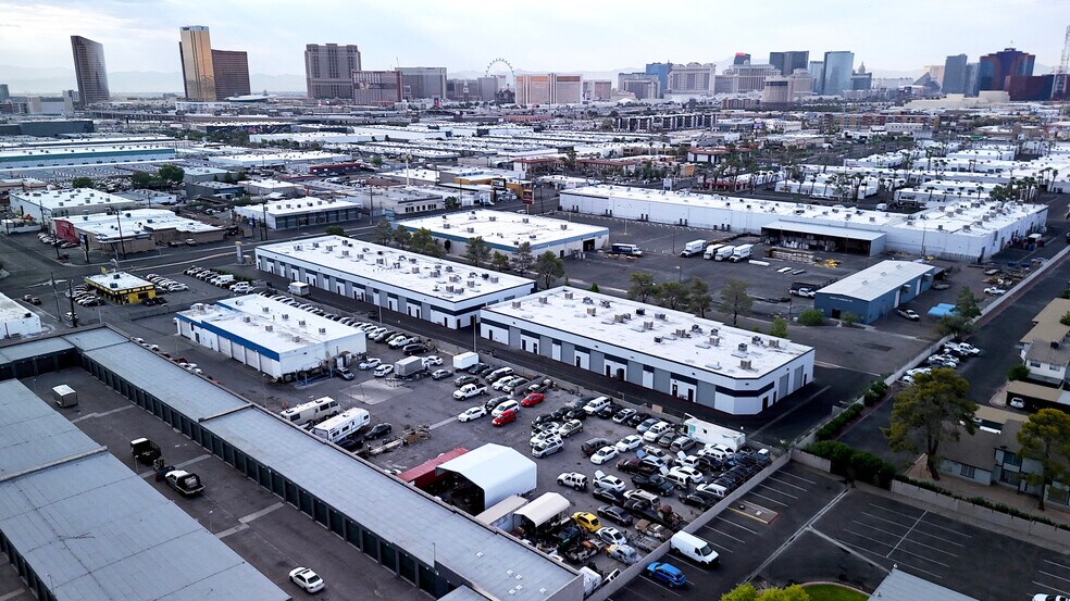 3021 S Valley View Blvd, Las Vegas, NV à louer - Photo de l’immeuble – Image 1 sur 6