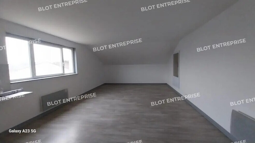 Local d'activités dans Saint-Coulomb à vendre - Photo intérieure – Image 1 sur 4