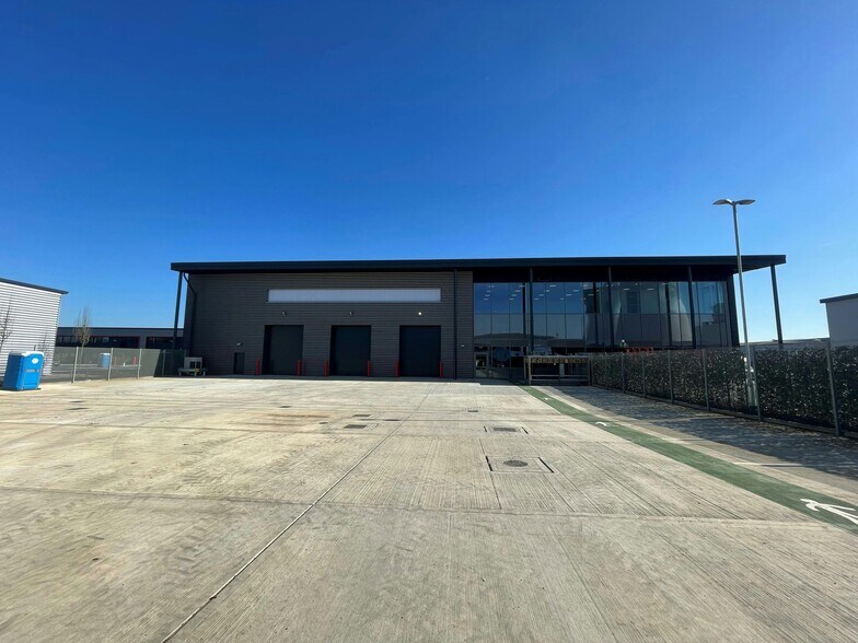 690 Stirling Rd, Slough à louer - Photo de l’immeuble – Image 2 sur 6