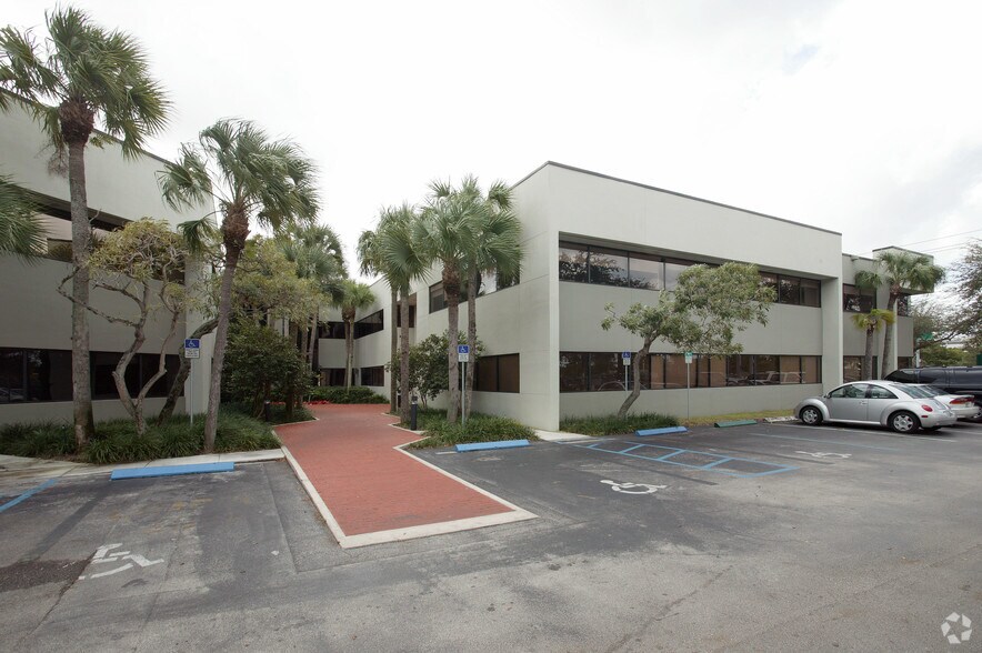 14645 NW 77th Ave, Miami Lakes, FL à louer - Photo de l’immeuble – Image 3 sur 10