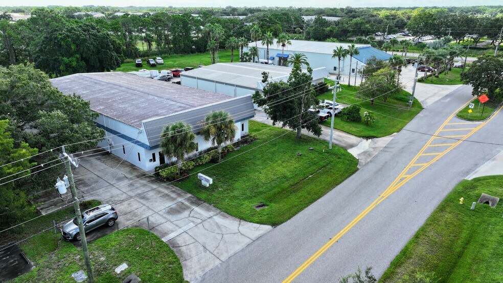 385 East Dr, Melbourne, FL à louer - Photo de l’immeuble – Image 1 sur 13