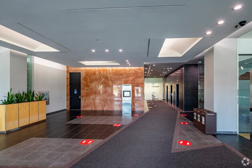 5060 Spectrum Way, Mississauga, ON à louer - Hall d’entrée – Image 2 sur 6