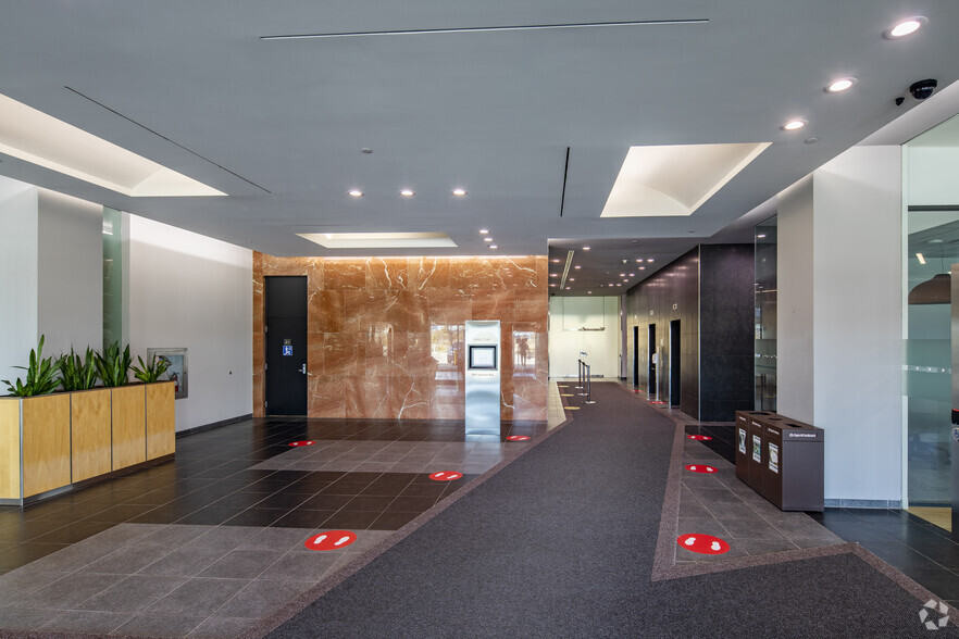 5060 Spectrum Way, Mississauga, ON à louer - Hall d’entrée – Image 2 sur 6
