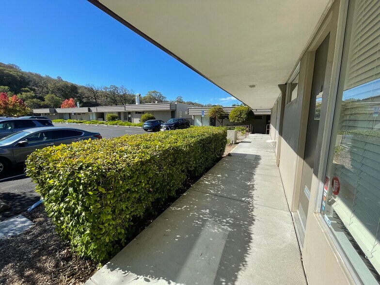 1615 Hill Rd, Novato, CA à vendre - Photo de l’immeuble – Image 3 sur 13