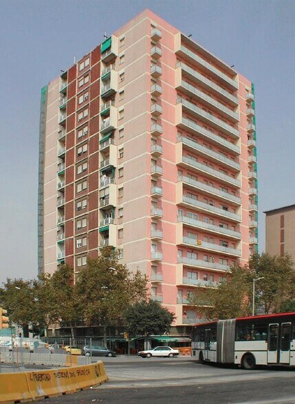 Immeuble residentiel dans Barcelone, Barcelona à vendre - Photo de l’immeuble – Image 2 sur 8