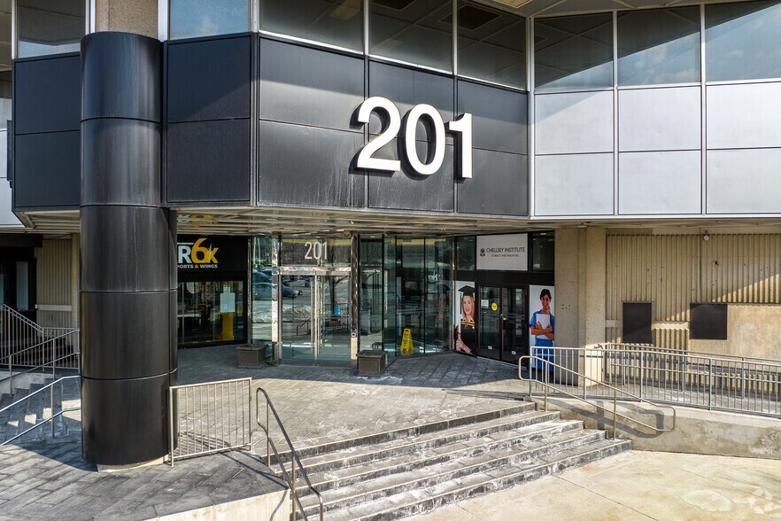 201 City Centre Dr, Mississauga, ON à louer - Photo de l’immeuble – Image 2 sur 20