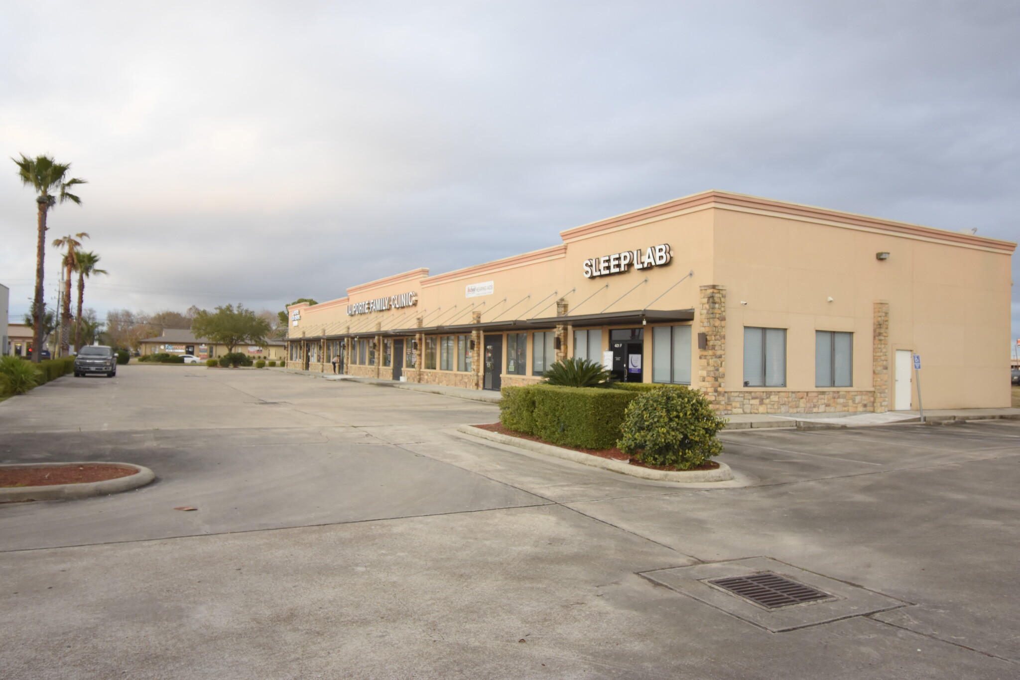 401 W Fairmont Pky, La Porte, TX à louer Photo de l’immeuble– Image 1 sur 16