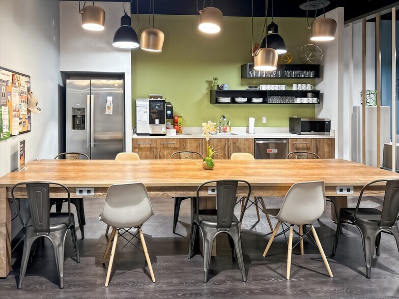 64 E Broadway Rd, Tempe, AZ à louer - Photo intérieure – Image 2 sur 15