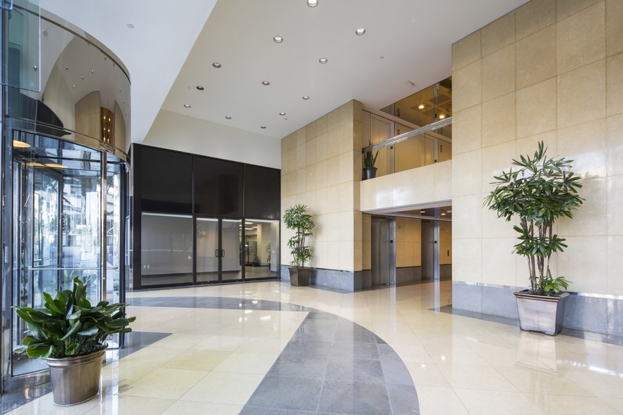 15760 Ventura Blvd, Encino, CA à louer - Hall d’entrée – Image 3 sur 4