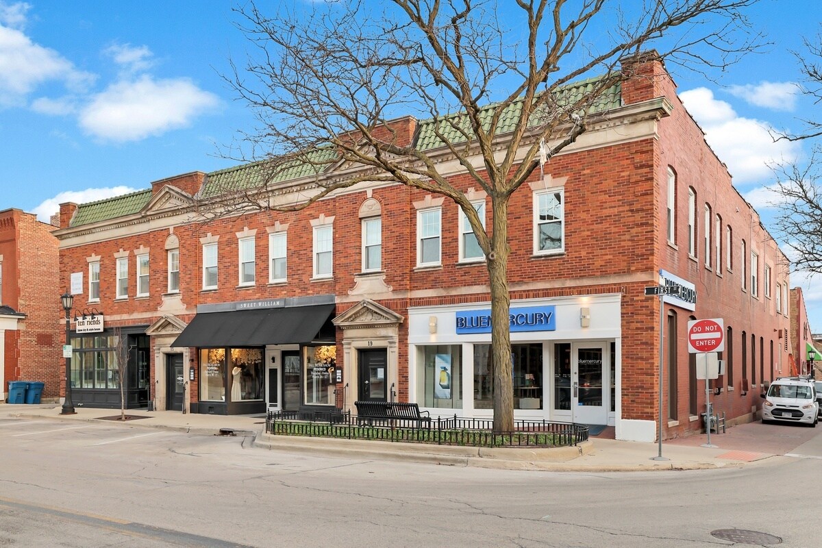 11-21 E 1st St, Hinsdale, IL à louer Photo de l’immeuble– Image 1 sur 10