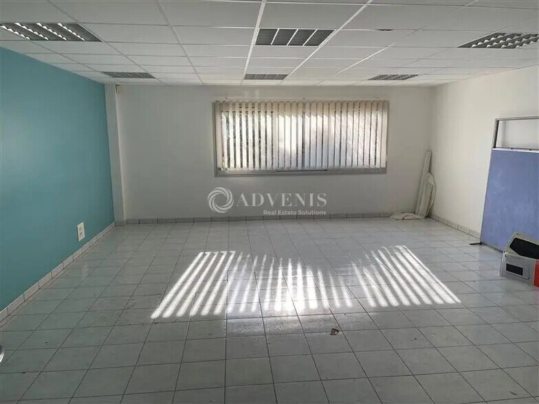 Local d’activités dans Changé à louer - Photo de l’immeuble – Image 3 sur 10