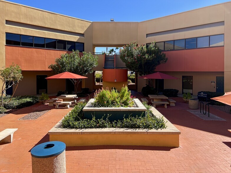 5055 E Broadway Blvd, Tucson, AZ à louer - Photo de l’immeuble – Image 2 sur 15