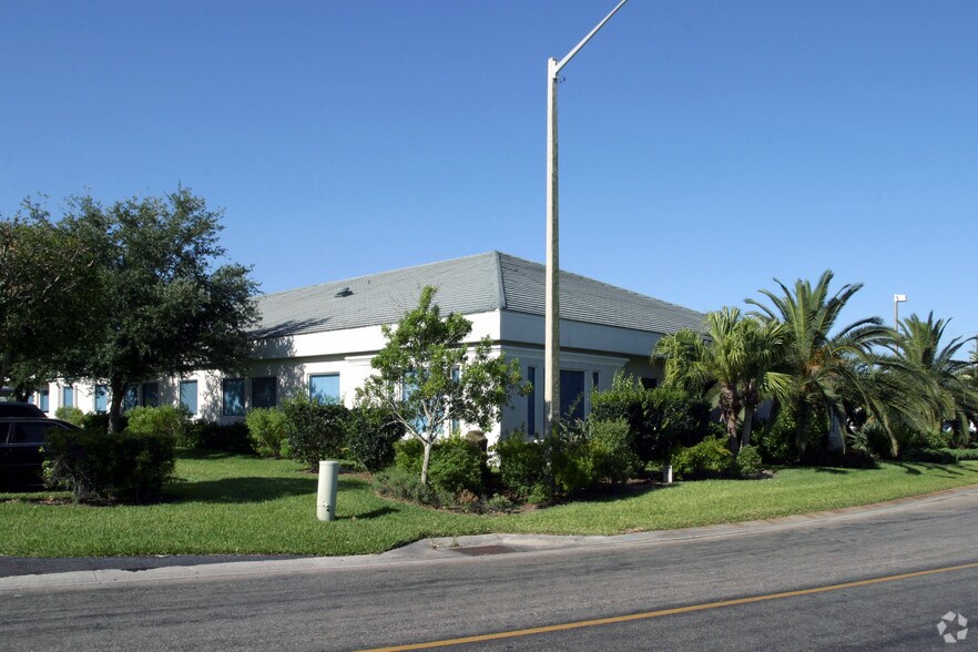 8961 Conference Dr, Fort Myers, FL à louer - Photo de l’immeuble – Image 3 sur 7