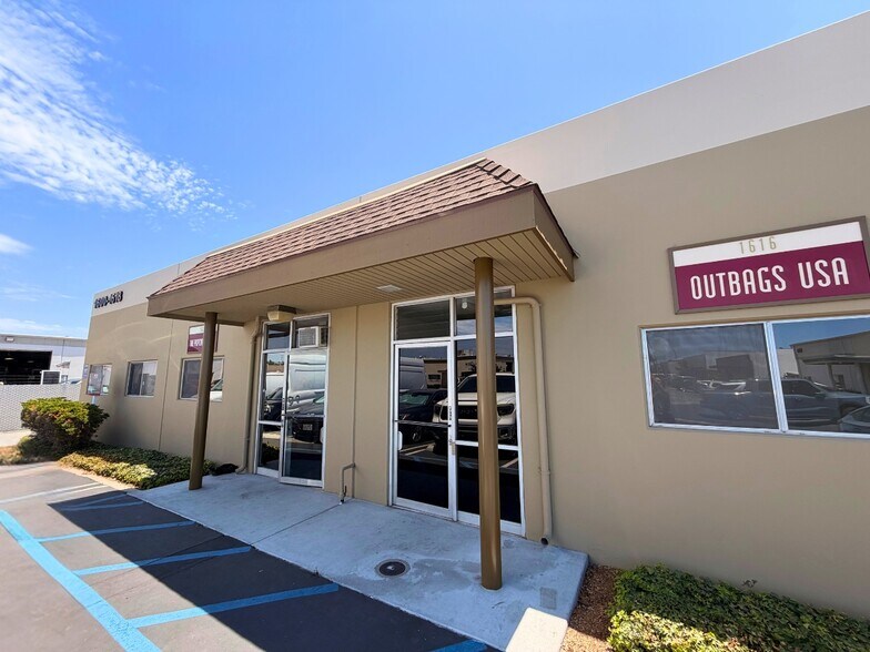 1600-1618 E Wilshire Ave, Santa Ana, CA à louer - Photo de l’immeuble – Image 2 sur 7
