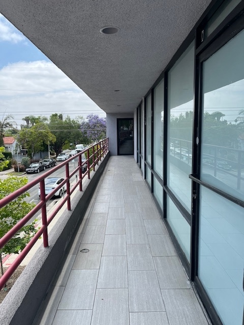 7600 Melrose Ave, Los Angeles, CA à louer Photo de l’immeuble– Image 1 sur 8