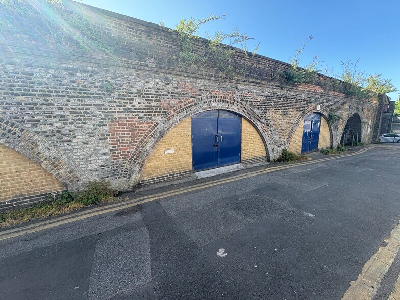 Barton Rd, Rochester à louer - Photo de l’immeuble – Image 2 sur 3