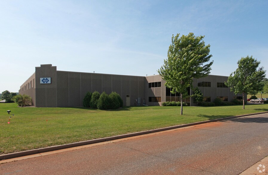 610 Whitetail Blvd, River Falls, WI à vendre - Photo de l’immeuble – Image 1 sur 15